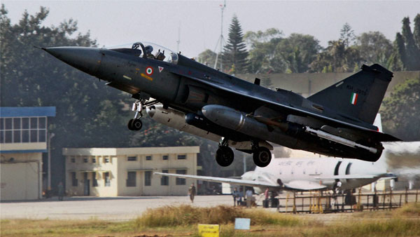 புதிய வரலாறு படைத்தது தேஜஸ் போர் விமானம்... விமானம் தாங்கி கப்பலில் தரை இறங்கி புதிய சாதனை!