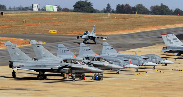 புதிய வரலாறு படைத்தது தேஜஸ் போர் விமானம்... விமானம் தாங்கி கப்பலில் தரை இறங்கி புதிய சாதனை!