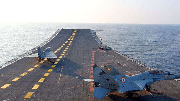 புதிய வரலாறு படைத்தது தேஜஸ் போர் விமானம்... விமானம் தாங்கி கப்பலில் தரை இறங்கி புதிய சாதனை!