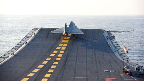 புதிய வரலாறு படைத்தது தேஜஸ் போர் விமானம்... விமானம் தாங்கி கப்பலில் தரை இறங்கி புதிய சாதனை!