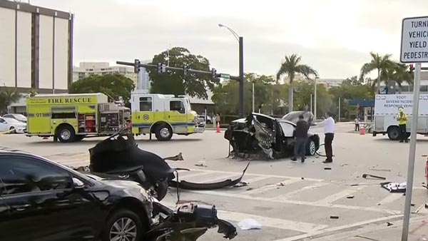 அதிசயம்... விபத்தில் 2 துண்டுகளாக பிளந்த கார்... தூசியை தட்டி விட்டு கெத்தாக நடந்து வந்த டிரைவர்!!