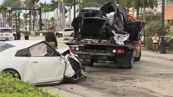 அதிசயம்... விபத்தில் 2 துண்டுகளாக பிளந்த கார்... தூசியை தட்டி விட்டு கெத்தாக நடந்து வந்த டிரைவர்!!