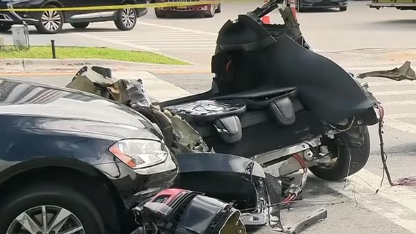 அதிசயம்... விபத்தில் 2 துண்டுகளாக பிளந்த கார்... தூசியை தட்டி விட்டு கெத்தாக நடந்து வந்த டிரைவர்!!