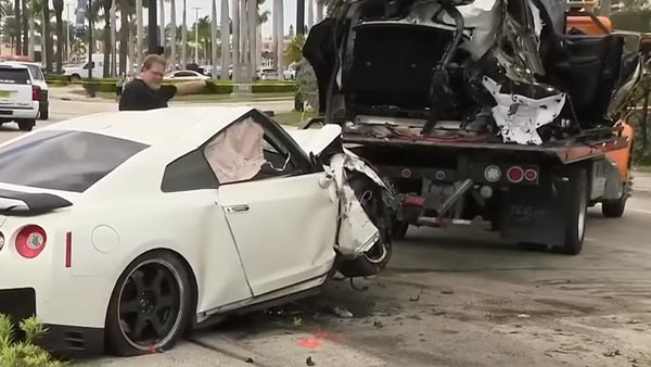 அதிசயம்... விபத்தில் 2 துண்டுகளாக பிளந்த கார்... தூசியை தட்டி விட்டு கெத்தாக நடந்து வந்த டிரைவர்!!