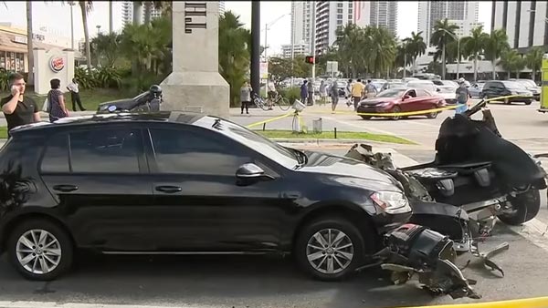 அதிசயம்... விபத்தில் 2 துண்டுகளாக பிளந்த கார்... தூசியை தட்டி விட்டு கெத்தாக நடந்து வந்த டிரைவர்!!