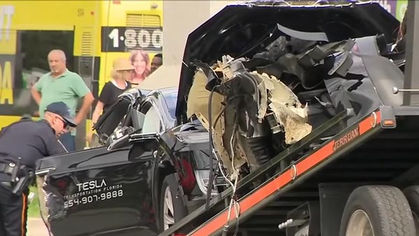 அதிசயம்... விபத்தில் 2 துண்டுகளாக பிளந்த கார்... தூசியை தட்டி விட்டு கெத்தாக நடந்து வந்த டிரைவர்!!