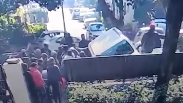 ஹாலிவுட் படங்களை மிஞ்சும் சம்பவம்... பறந்து சென்ற டொயோட்ட பார்ச்சூனர் கார்... அதிர வைக்கும் வீடியோ