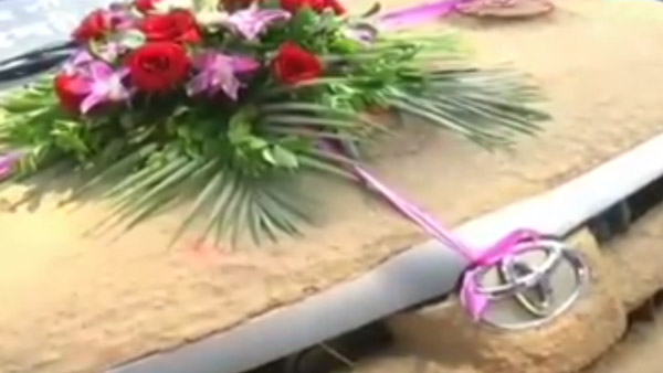 மகள் திருமண காரை மாட்டு சாணத்தால் கோட்டிங் செய்த டாக்டர்... காரணத்தை கேட்டு வாயை பிளந்த உறவினர்கள்