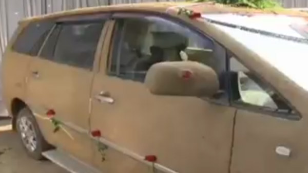 மகள் திருமண காரை மாட்டு சாணத்தால் கோட்டிங் செய்த டாக்டர்... காரணத்தை கேட்டு வாயை பிளந்த உறவினர்கள்