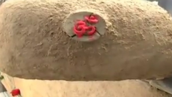 மகள் திருமண காரை மாட்டு சாணத்தால் கோட்டிங் செய்த டாக்டர்... காரணத்தை கேட்டு வாயை பிளந்த உறவினர்கள்