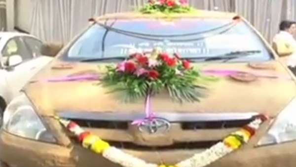 மகள் திருமண காரை மாட்டு சாணத்தால் கோட்டிங் செய்த டாக்டர்... காரணத்தை கேட்டு வாயை பிளந்த உறவினர்கள்