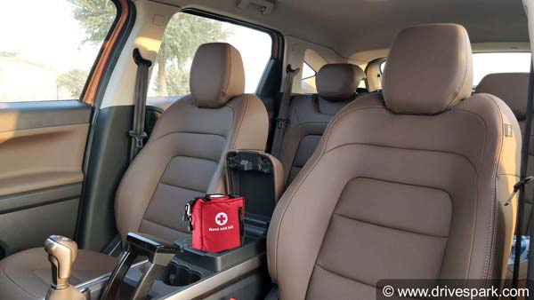 கருப்பு நிற ஜன்னல் காரில் கெத்தாக வலம் வந்த எம்எல்ஏ-வுக்கு அபராதம்... என்னங்க இப்புடி பண்ணீட்டீங்க!!