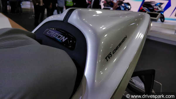 டிவிஎஸ் எலக்ட்ரிக் ஸ்கூட்டரின் எல்இடி ஹெட்லைட்ஸ் மற்றும் லோகோ டிசைன் வெளிவந்தது...