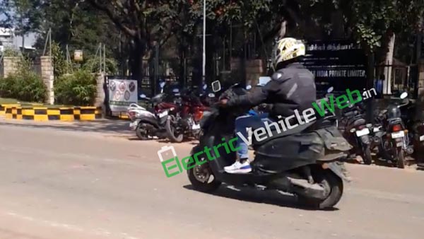 சீறிச் செல்லும் டிவிஎஸ் எலெக்ட்ரிக் ஸ்கூட்டர்... ஜெர்க் ஆன பஜாஜ் சேத்தக் !!