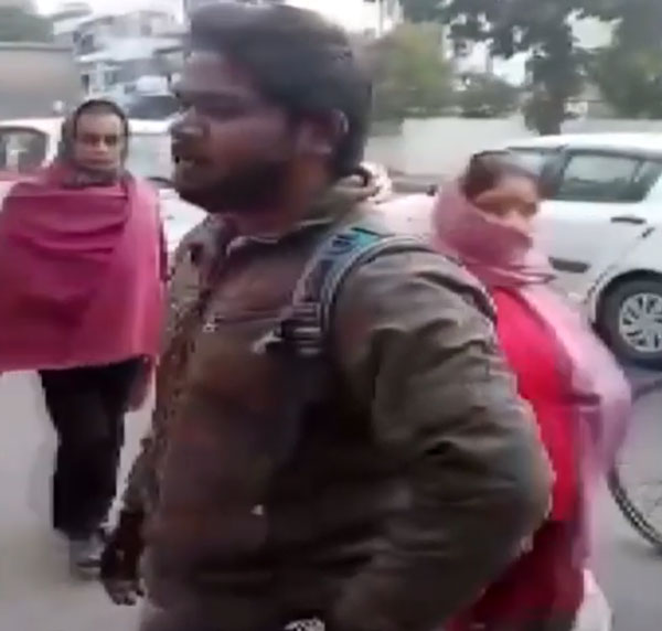 பைக் வேண்டாம் என நடுரோட்டில் தீ வைத்து கொளுத்திய இளைஞர்... காரணம் தெரிஞ்சா கோவப்படுவீங்க...