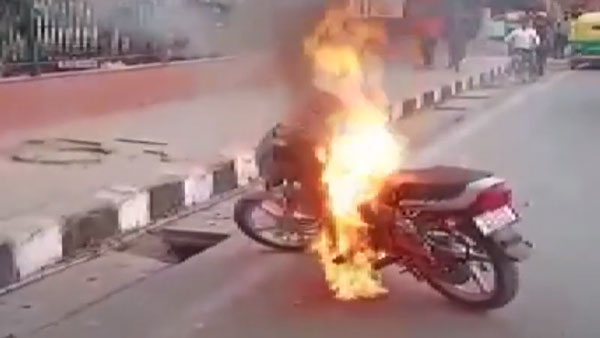 பைக் வேண்டாம் என நடுரோட்டில் தீ வைத்து கொளுத்திய இளைஞர்... காரணம் தெரிஞ்சா கோவப்படுவீங்க...