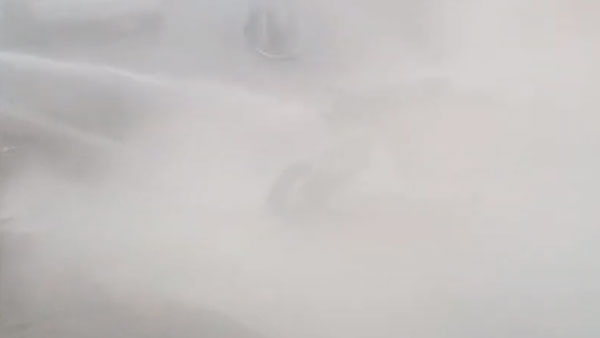 பைக் வேண்டாம் என நடுரோட்டில் தீ வைத்து கொளுத்திய இளைஞர்... காரணம் தெரிஞ்சா கோவப்படுவீங்க...