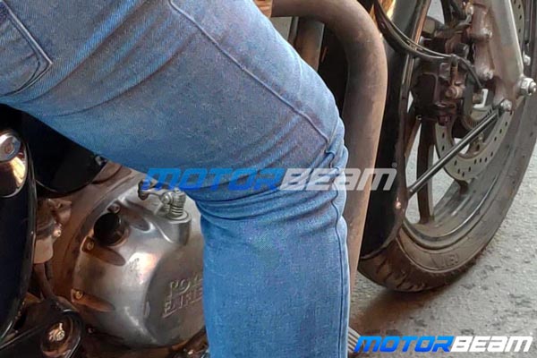 ஆடம்பர தோற்றத்தில் உலா வந்த ராயல் என்பீல்டு பைக் இதுதான்... கேமிராவின் கண்களில் மீண்டும் சிக்கிய கிளாசிக்350..! ஆடம்பர தோற்றத்தில் உலா வந்த ராயல் என்பீல்டு பைக் இதுதான்... கேமிராவின் கண்களில் மீண்டும் சிக்கிய கிளாசிக்350..!