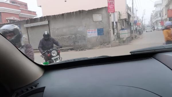 காதலனை காண இந்தியா வந்த அமெரிக்க இளம்பெண்.. காரை ஓட்ட முடியாமல் திக்குமுக்காடிய அவலம்.. என்னமா இப்படி பன்றீங்களேமா..!