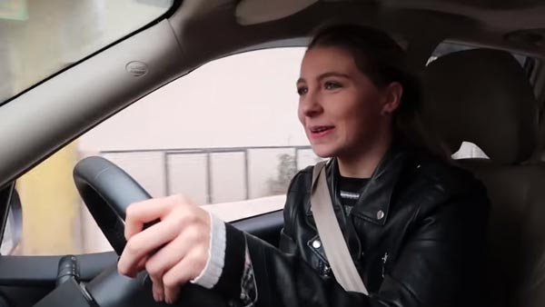 காதலனை காண இந்தியா வந்த அமெரிக்க இளம்பெண்.. காரை ஓட்ட முடியாமல் திக்குமுக்காடிய அவலம்.. என்னமா இப்படி பன்றீங்களேமா..!