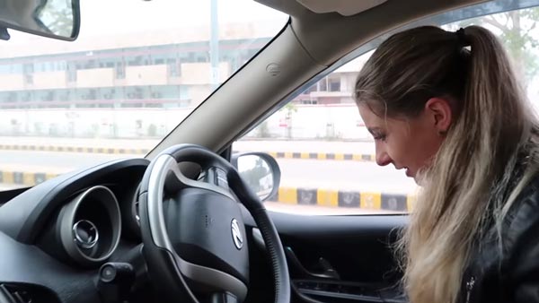 காதலனை காண இந்தியா வந்த அமெரிக்க இளம்பெண்.. காரை ஓட்ட முடியாமல் திக்குமுக்காடிய அவலம்.. என்னமா இப்படி பன்றீங்களேமா..!