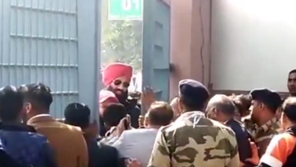 ஆட்டோ எக்ஸ்போவை காண வந்தவர்கள் மீது தடியடி நடத்திய சிஐஎஸ்எஃப் வீரர்கள்... ஏன் தெரியுமா?