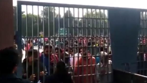 ஆட்டோ எக்ஸ்போவை காண வந்தவர்கள் மீது தடியடி நடத்திய சிஐஎஸ்எஃப் வீரர்கள்... ஏன் தெரியுமா?