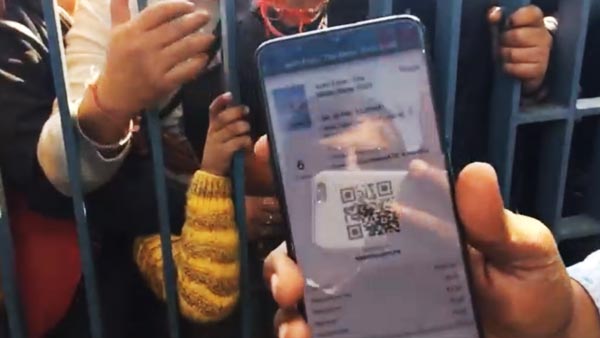 ஆட்டோ எக்ஸ்போவை காண வந்தவர்கள் மீது தடியடி நடத்திய சிஐஎஸ்எஃப் வீரர்கள்... ஏன் தெரியுமா?