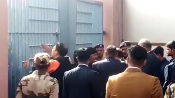 ஆட்டோ எக்ஸ்போவை காண வந்தவர்கள் மீது தடியடி நடத்திய சிஐஎஸ்எஃப் வீரர்கள்... ஏன் தெரியுமா?