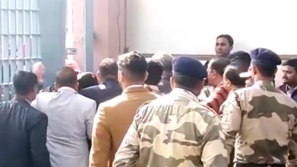 ஆட்டோ எக்ஸ்போவை காண வந்தவர்கள் மீது தடியடி நடத்திய சிஐஎஸ்எஃப் வீரர்கள்... ஏன் தெரியுமா?