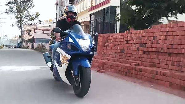 ரூ. 2.5 லட்சத்தில் உடை மாற்றிக்கொண்ட பல்சர் 200 என்எஸ் பைக்... அடேங்கப்பா சுஸுகி ஹயபுசா போலவே இருக்கே..!