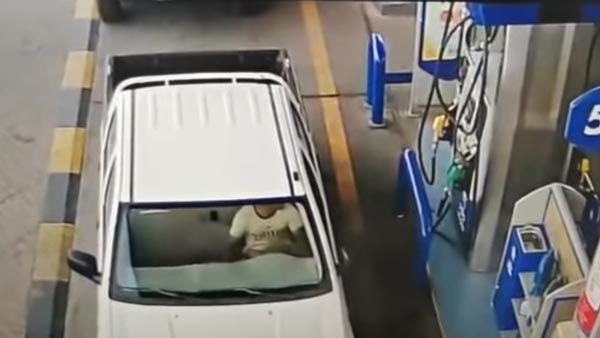 கவனிக்கவும்... எரிபொருள் நிரப்பும்போது தானாக தீ பிடித்த கார்.. எப்படினு தெரிஞ்சா ஒரு நிமிஷம் தலையே சுத்திடும்...