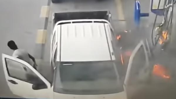 கவனிக்கவும்... எரிபொருள் நிரப்பும்போது தானாக தீ பிடித்த கார்.. எப்படினு தெரிஞ்சா ஒரு நிமிஷம் தலையே சுத்திடும்...