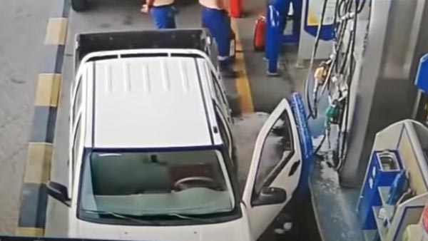 கவனிக்கவும்... எரிபொருள் நிரப்பும்போது தானாக தீ பிடித்த கார்.. எப்படினு தெரிஞ்சா ஒரு நிமிஷம் தலையே சுத்திடும்...