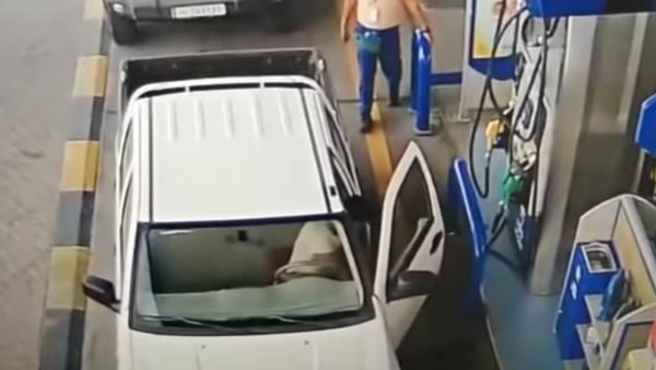 கவனிக்கவும்... எரிபொருள் நிரப்பும்போது தானாக தீ பிடித்த கார்.. எப்படினு தெரிஞ்சா ஒரு நிமிஷம் தலையே சுத்திடும்...