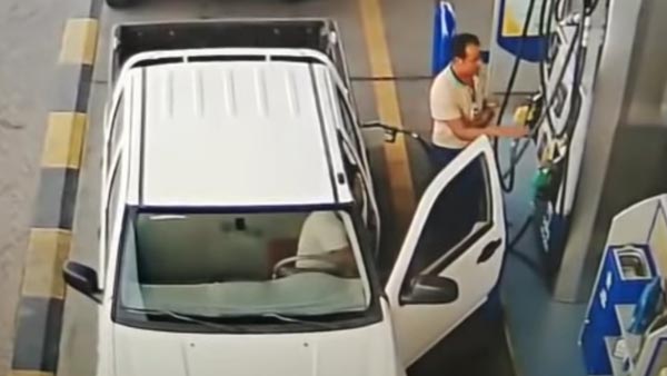 கவனிக்கவும்... எரிபொருள் நிரப்பும்போது தானாக தீ பிடித்த கார்.. எப்படினு தெரிஞ்சா ஒரு நிமிஷம் தலையே சுத்திடும்...