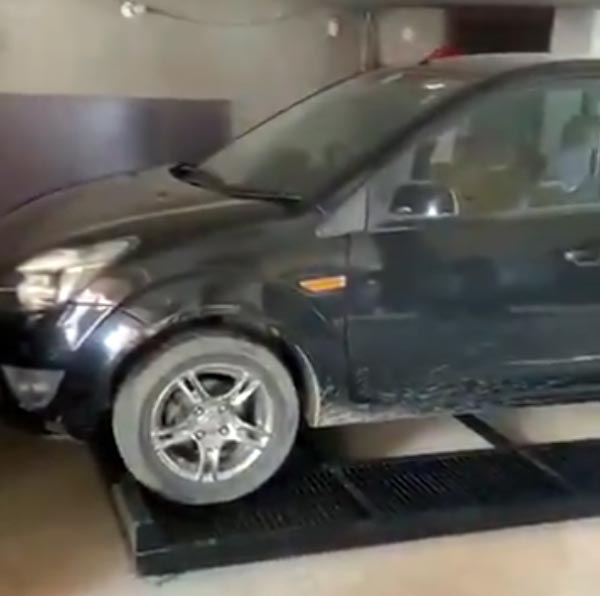 காரை ஈஸியா பார்க்கிங் செய்ய செம ஐடியா... தொழில் அதிபர்களையே வாய் பிளக்க வைத்த சாமானிய இந்தியர் காரை ஈஸியா பார்க்கிங் செய்ய செம ஐடியா... தொழில் அதிபர்களையே வாய் பிளக்க வைத்த சாமானிய இந்தியர்