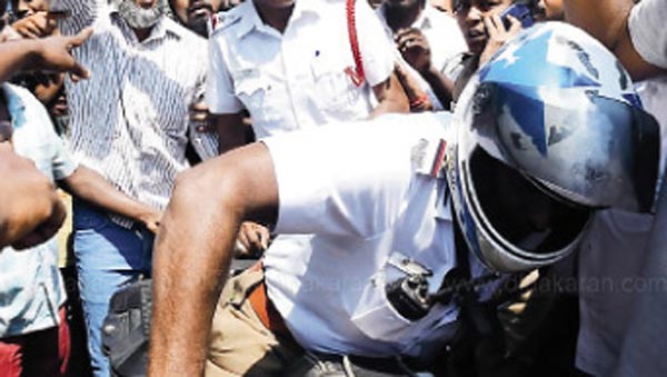 கட்டையால் தாக்கி இளைஞரின் மண்டையை பிளந்த சென்னை போலீஸ்காரர்... காரணம் தெரிஞ்சா கோவப்படுவீங்க