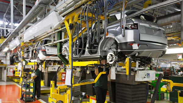 கொரோனா எஃபெக்ட்... கார் உதிரிபாகங்களை சூட்கேஸ்களில் எடுத்து வரும் ஜாகுவார் லேண்ட்ரோவர்!