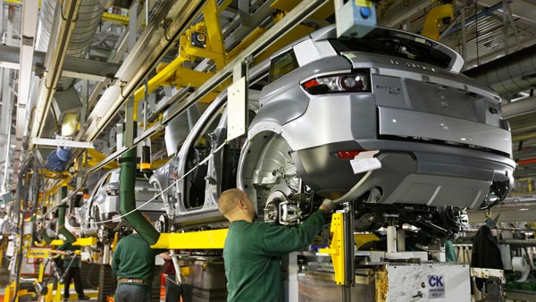 கொரோனா எஃபெக்ட்... கார் உதிரிபாகங்களை சூட்கேஸ்களில் எடுத்து வரும் ஜாகுவார் லேண்ட்ரோவர்!