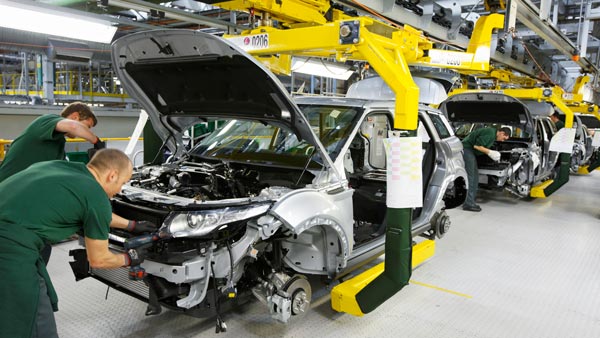 கொரோனா எஃபெக்ட்... கார் உதிரிபாகங்களை சூட்கேஸ்களில் எடுத்து வரும் ஜாகுவார் லேண்ட்ரோவர்!