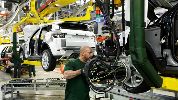 கொரோனா எஃபெக்ட்... கார் உதிரிபாகங்களை சூட்கேஸ்களில் எடுத்து வரும் ஜாகுவார் லேண்ட்ரோவர்!