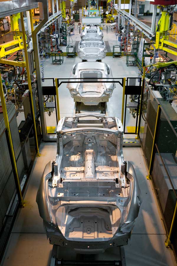 கொரோனா எஃபெக்ட்... கார் உதிரிபாகங்களை சூட்கேஸ்களில் எடுத்து வரும் ஜாகுவார் லேண்ட்ரோவர்!