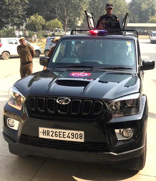 நவீன ரக இயந்திர துப்பாக்கிகளுடன் தயாரான 3 ஸ்கார்பியோ கார்கள்... எதற்காக தெரியுமா...