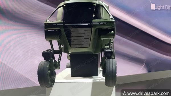 உலகின் முதல் நடக்கும் திறனுடைய ஹூண்டாய் எலிவேட் கார்... 15 அடி உயரத்தைகூட அசால்டாக ஏறிவிடும்... வீடியோ...!