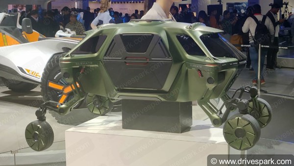 உலகின் முதல் நடக்கும் திறனுடைய ஹூண்டாய் எலிவேட் கார்... 15 அடி உயரத்தைகூட அசால்டாக ஏறிவிடும்... வீடியோ...!