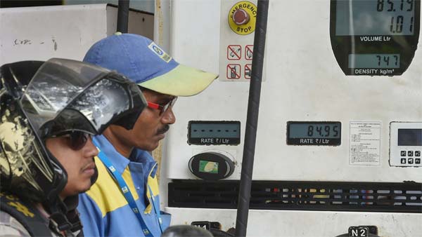 யாருமே எதிர்பாக்கல... பெட்ரோல், டீசல் விலை தடாலடியாக லிட்டருக்கு 4 ரூபாய் குறைந்தது... ஏன் தெரியுமா? யாருமே எதிர்பாக்கல... பெட்ரோல், டீசல் விலை தடாலடியாக லிட்டருக்கு 4 ரூபாய் குறைந்தது... ஏன் தெரியுமா?