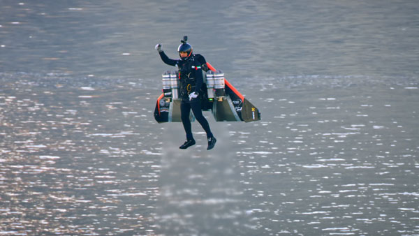 இவர்தான் நிஜ அயர்ன் மேன்... ஜெட் விமானத்தை விஞ்சும் வேகத்தில் பறந்து புதிய உலக சாதனை... வீடியோ..!