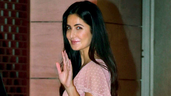 ஹெல்மெட் அணியாமல் பைக்கில் நடிகையுடன் உலா வந்த உச்ச நடிகர்... யார்னு தெரிஞ்சா கோவப்படுவீங்க...