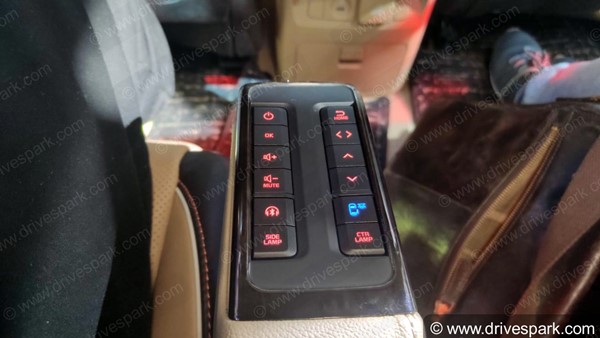 எக்கச்சக்க வசதிகளுடன் கியா கார்னிவல் காரின் புதிய டாப் வேரியண்ட்!